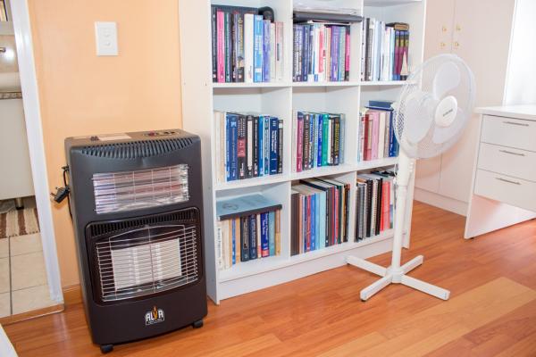 Deluxe Double Room Bookshelf