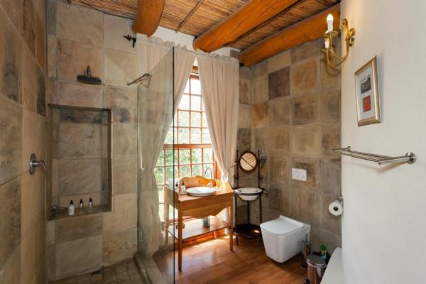 Pine Manor House en suite