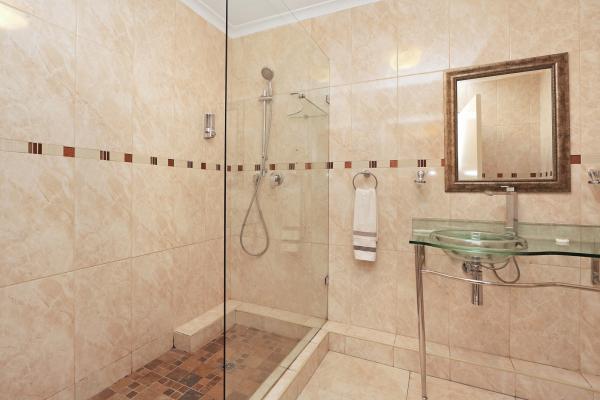 Double en-suite bathroom
