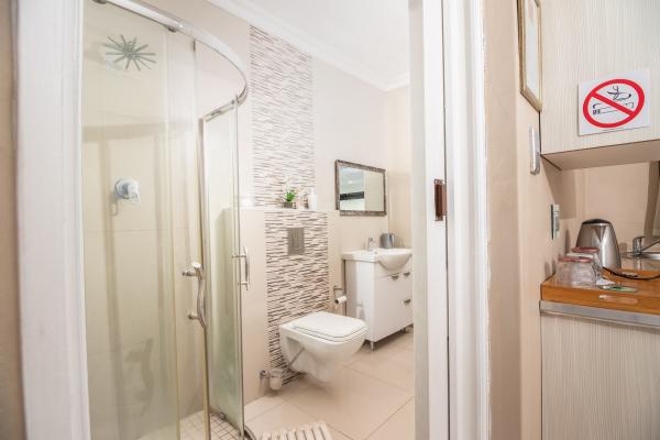 Cashmere Suites Bathroom 6