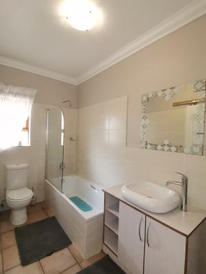 Rene's Guesthouse - Double Room bathroom