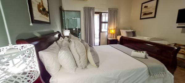 Springbok – Luxury Queen Garden Room with an extra single bed