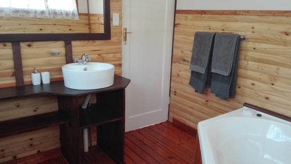 Sunbird & Oriole cottages bathroom