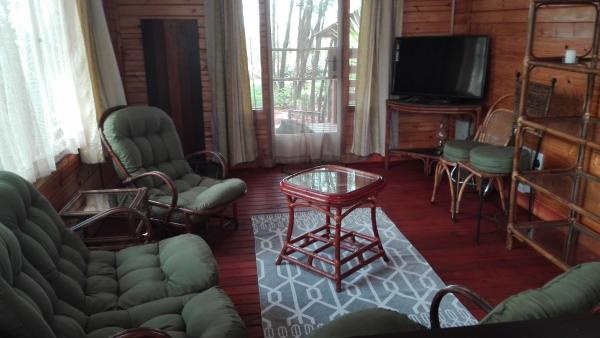 Oriole cottage lounge