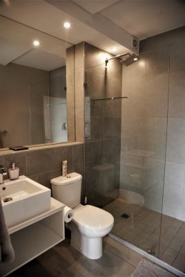 Unit 66D, Main bedroom en-suite bathroom (1st floor)