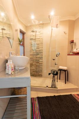 Luxury Queen Room En-suite Bathroom (R2)