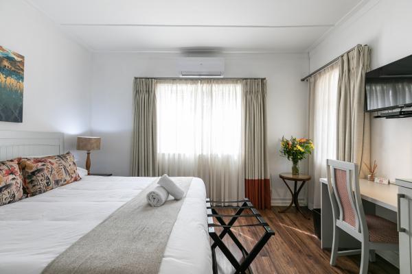 Emmarentia Guest House - Russet room