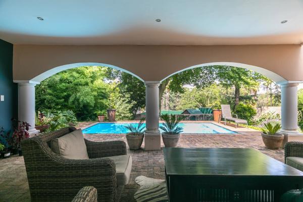 Emmarentia Guest House - Patio seating area 