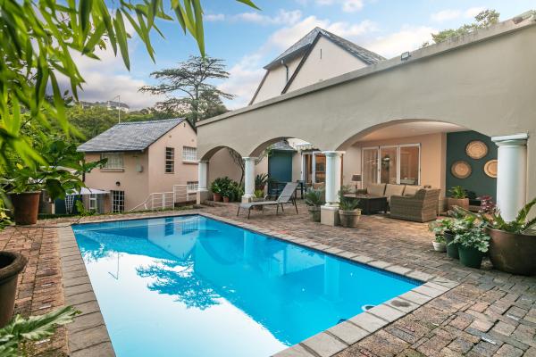 Emmarentia Guest House - Swimming pool view 