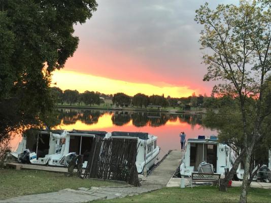 Old Willow Houseboats - 202045