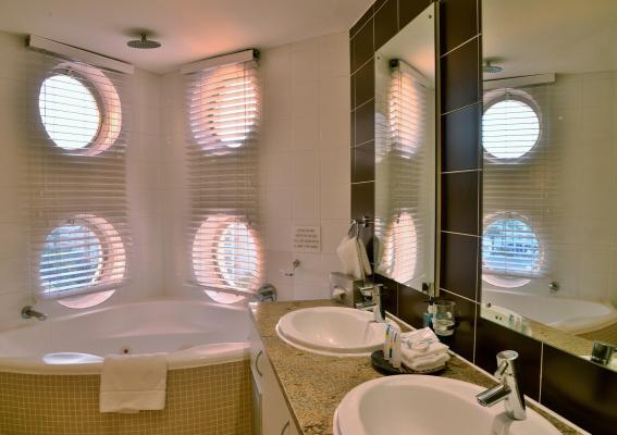 The Peninsula All-Suite Hotel - 209691