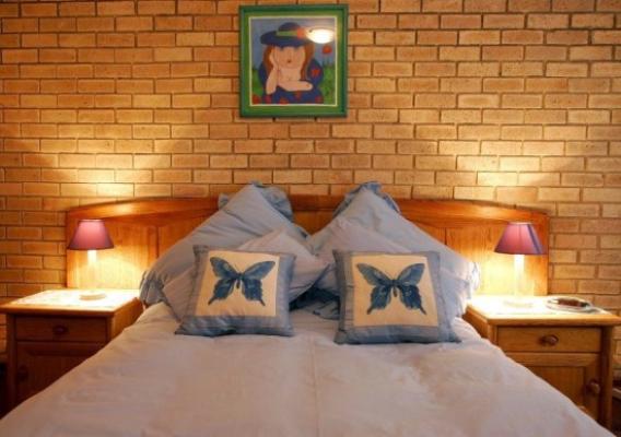 Double bed bedroom - Self Catering Villa