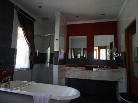 Room image 1