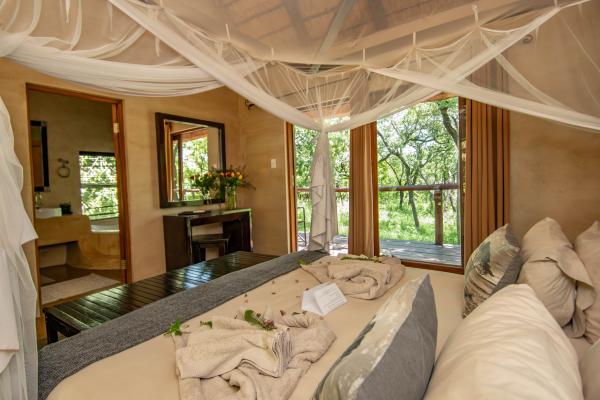 Luxury Honeymoon Suite