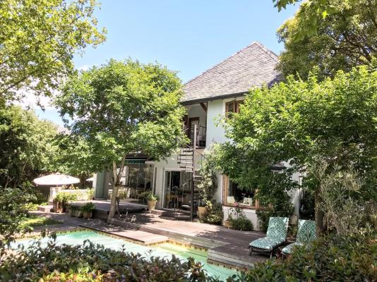 Hedge House - 236144