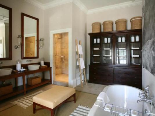 The Manor Manor Suite