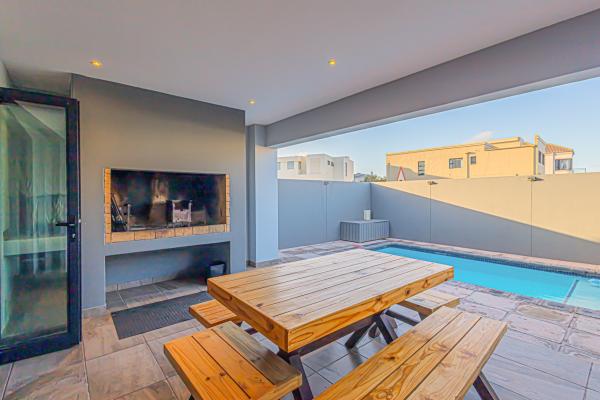 Dalton's Langebaan  - 236985