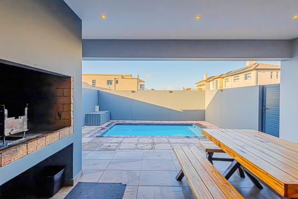 Dalton's Langebaan  - 236987