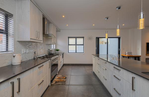 Dalton's Langebaan  - 236991