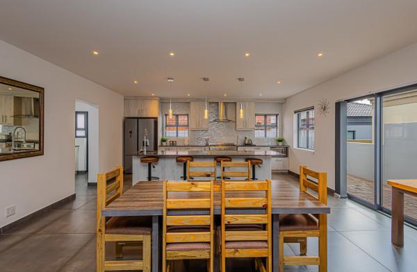 Dalton's Langebaan  - 236993