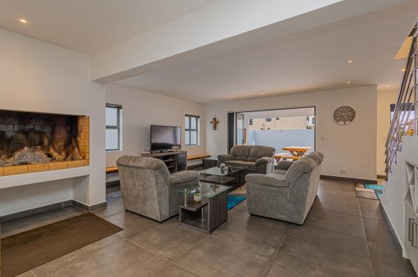 Dalton's Langebaan  - 236997
