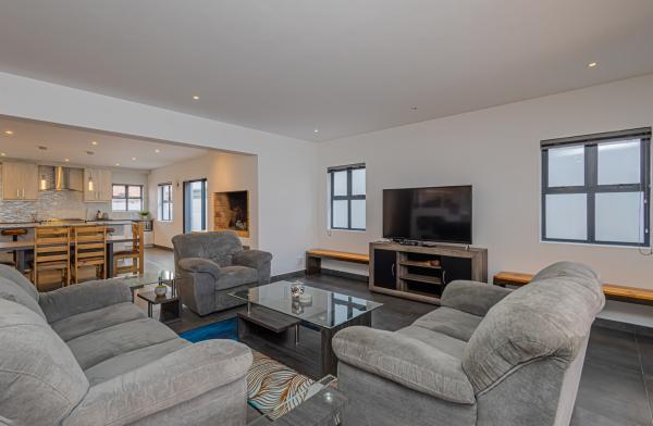 Dalton's Langebaan  - 236998