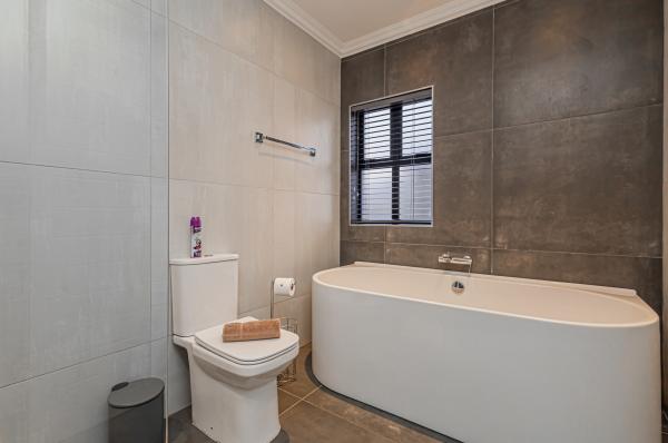 Dalton's Langebaan  - 237007