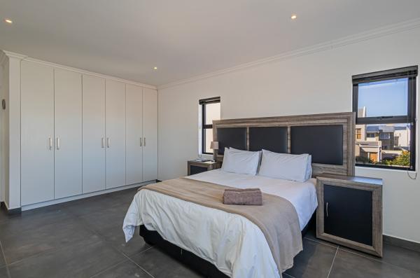 Dalton's Langebaan  - 237023