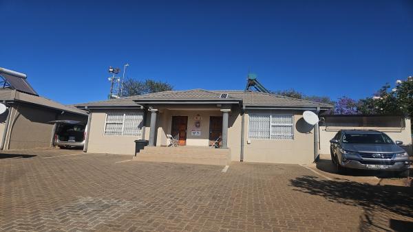 Naledi Lodge and Guesthouse - 240990