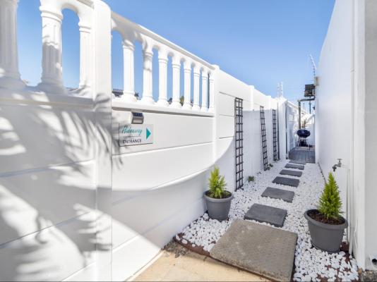 Hideaway Self-Catering Studio - 242216