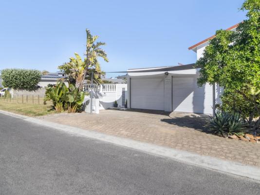 Hideaway Self-Catering Studio - 242231