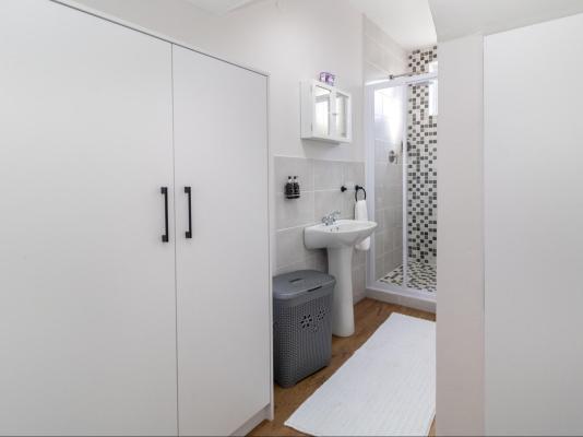 Hideaway Self-Catering Studio - 242233