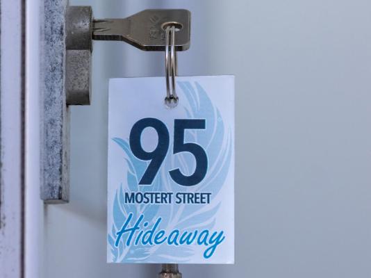 Hideaway Self-Catering Studio - 242234