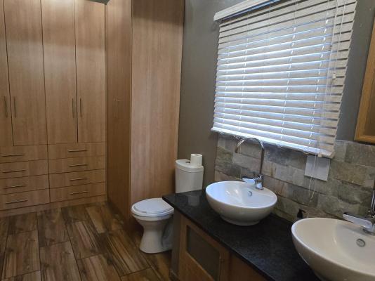 CrayFish Creek Guest House - 242630