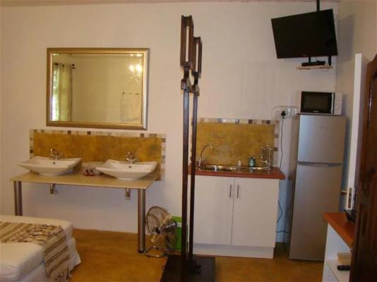 Mulberry Lane Suites & Tsanana Log Cabins - 244213