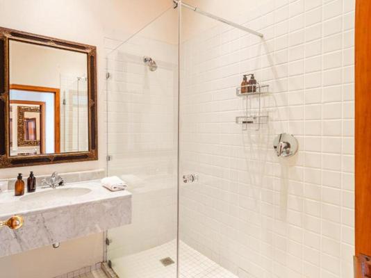 Manor House room 1 bathroom