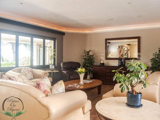 Palms On Byrne - 244778