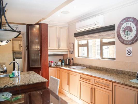 Palms On Byrne - 244779