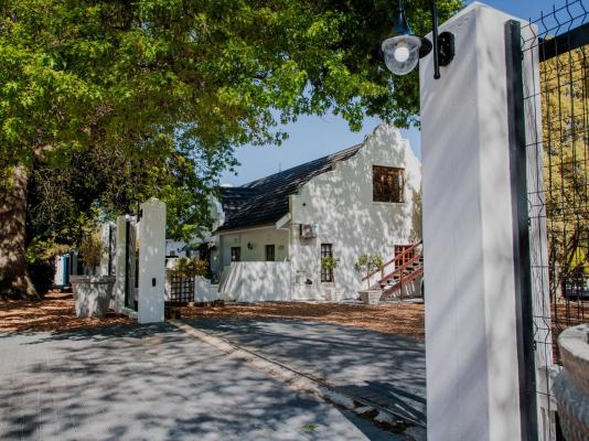 Aan de Oever Guest House - 246436