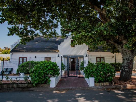 Aan de Oever Guest House - 246440