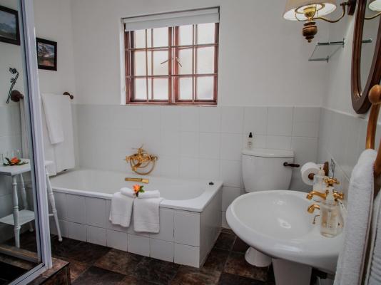 Aan de Oever Guest House - 246504