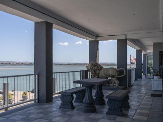 Isla Riverside Lodge - 250033