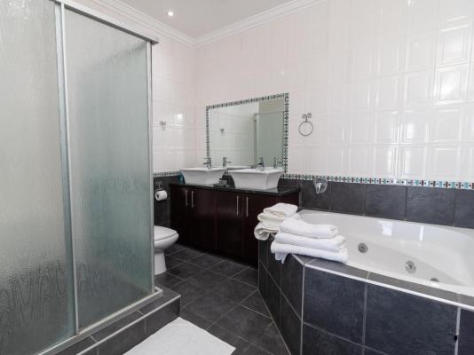 Isla Riverside Lodge - 250043