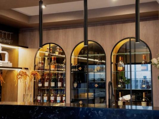 Glancing Left (Pty) Ltd t/a Q's Boutique Stay - 250284