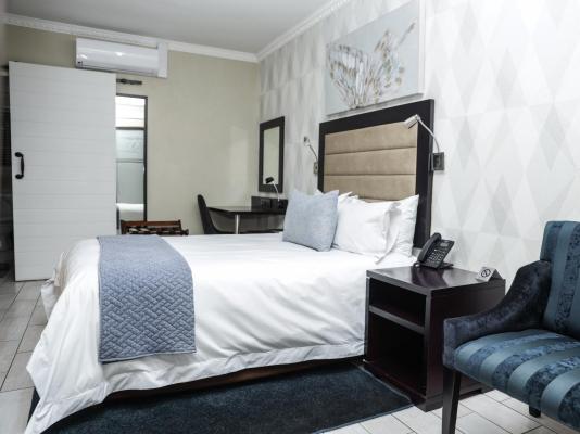 Glancing Left (Pty) Ltd t/a Q's Boutique Stay - 250295