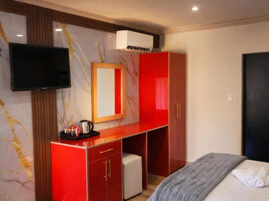 Lakefield Hotel - 250981