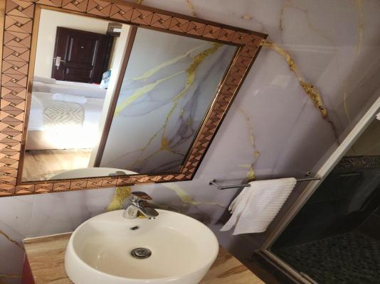 Lakefield Hotel - 251002