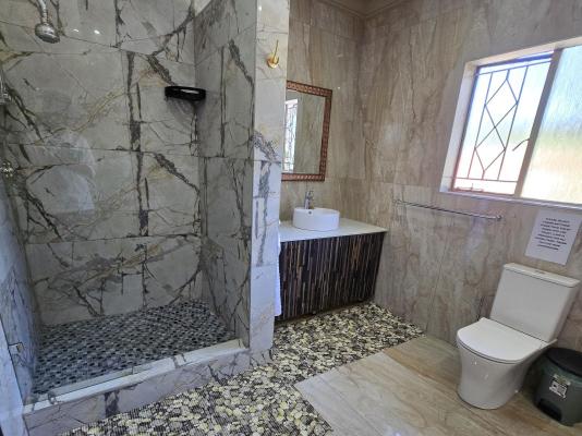 Lakefield Hotel - 251008