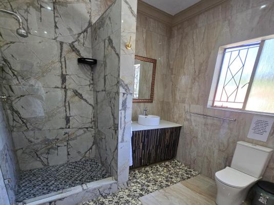 Lakefield Hotel - 251013