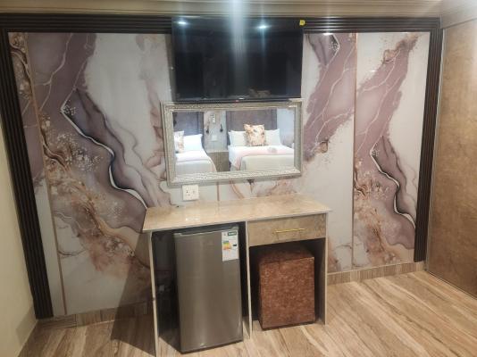 Lakefield Hotel - 251015